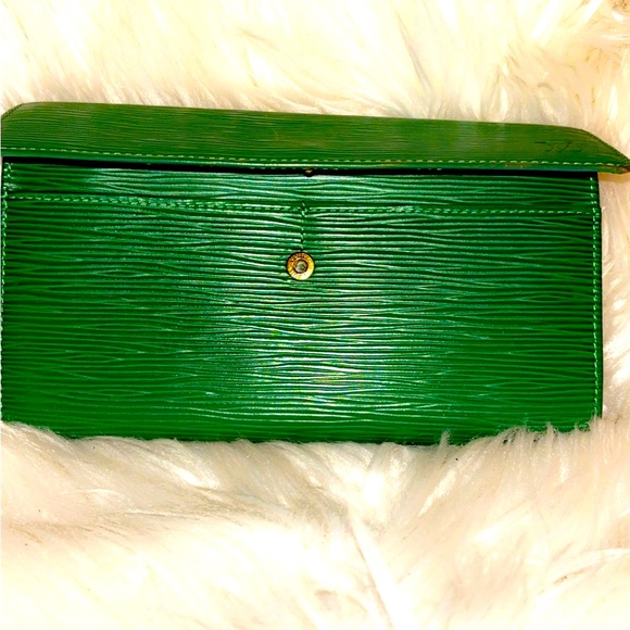 Authentic LV Green Epi Wallet. Serial Code: CA1926 - Picture 9 of 14